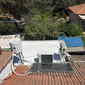מערכת חימום מים על גג עם צינורות ואביזרים