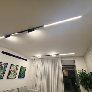 תאורת תקרה מודרנית בחדר מגורים עם תמונות על הקיר