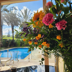 זר פרחים צבעוני ליד בריכה