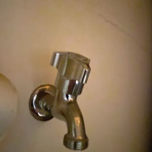 ברז מתכת מותקן על קיר