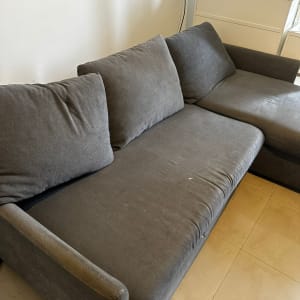 ספה אפורה בחדר מגורים עם רהיטים נוספים