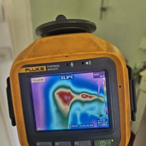 מד חום תרמי מציג טמפרטורה של 31.9 מעלות צלזיוס