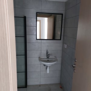 כיור תלוי עם ברז בחדר אמבטיה