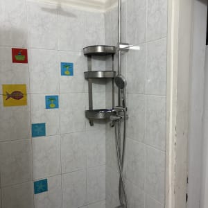 ראש מקלחת, מדפים מתכתיים, ברז ומקלחון