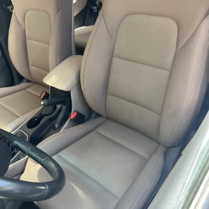 מושבי רכב נקיים עם ריפוד בד בהיר