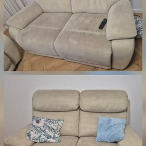 ספה נקייה עם כריות צבעוניות על רצפת עץ