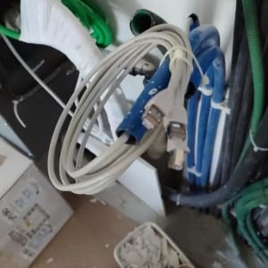 כבלים מחוברים לקיר עם שקעים חשמליים