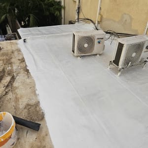 גג אטום בצבע לבן עם דלי וכלים