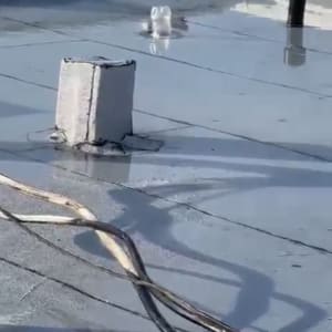 איטום גג עם יריעות ביטומניות וצינור חשוף