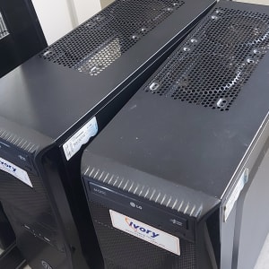 שני מחשבים שולחניים עם מדבקות מותג על הרצפה