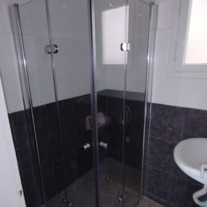 מקלחון זכוכית בחדר אמבטיה עם כיור