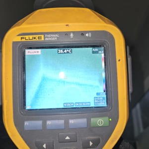 מד חום תרמי מציג טמפרטורה של 26.4 מעלות