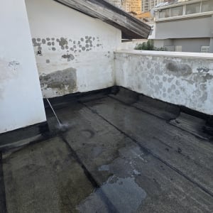 גג עם איטום חלקי ונזקי רטיבות