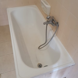 אמבטיה עם ברז ומקלחת יד