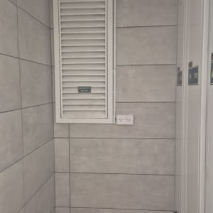 שקעי חשמל על קיר אריחים אפור