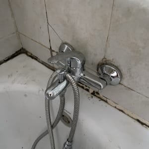 ברז אמבטיה עם צינור מתכת גמיש