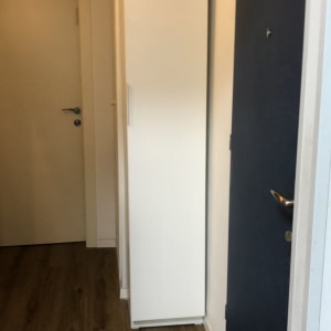 מסדרון עם דלתות עץ ורצפת עץ כהה