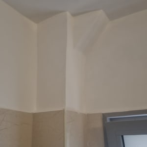קיר צבוע בלבן עם פינות חדשות