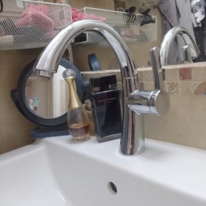 ברז כרום מבריק מותקן על כיור לבן