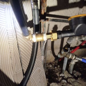 צנרת מים עם חיבורים מתכתיים וקירות בטון