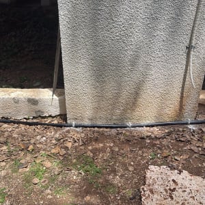 צינור מים מותקן לאורך קיר חיצוני
