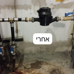 צנרת מים עם ברזים ושסתומים