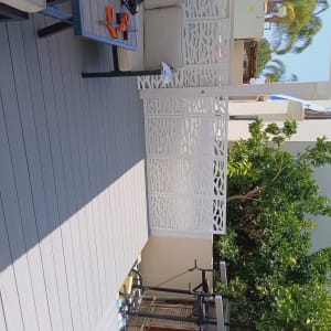 כלי עבודה על שולחן עץ במרפסת