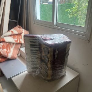 אקורדיון עטוף בניילון ליד חלון פתוח