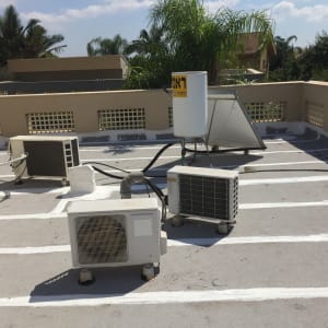 איטום גג עם חומר לבן סביב מזגנים