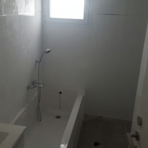 חדר אמבטיה בשיפוץ עם אמבטיה וברז חדש