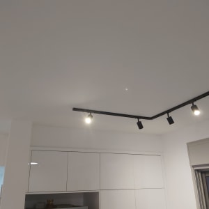 תקרה עם גופי תאורה על מסילת מתכת שחורה