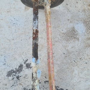 שני צינורות חלודים עם קורוזיה על רקע בד