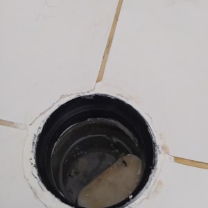 פתח ניקוז עם מים עומדים ולכלוך