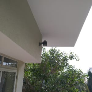 תאורת חוץ על קיר מרפסת צבוע