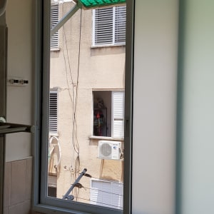 חלון אלומיניום עם זכוכית חלבית