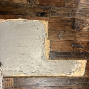 רצפת פרקט עם תיקון בטון חשוף