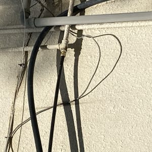 צינורות מים מחוברים לקיר עם מחברים