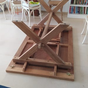 שולחן עץ הפוך עם רגליים מוצלבות