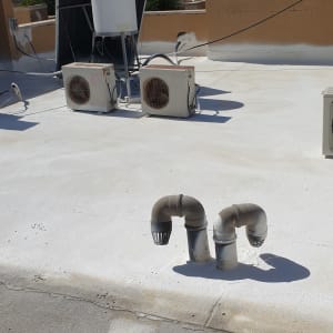 צינורות אטומים על גג עם חומר איטום לבן