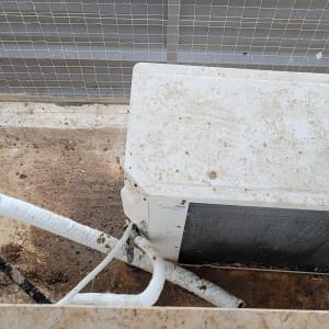 יחידת מיזוג אוויר עם צינורות ומסגרת רשת