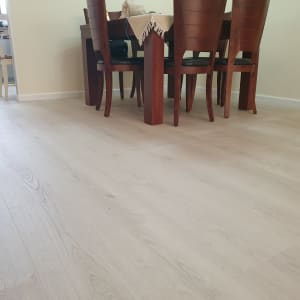 רצפת פרקט עץ בהירה בחדר אוכל