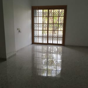 רצפה נקייה ומבריקה בחדר ריק עם חלון גדול