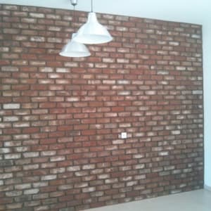 קיר הלבנים שהוא בנה