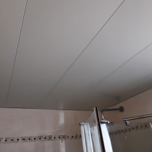 תקרת גבס חלקה עם קווים ישרים