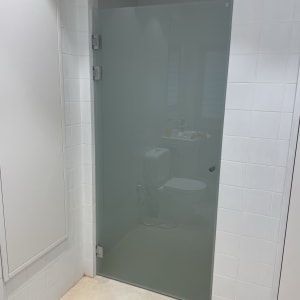 מקלחת עם דלת זכוכית ומקלחת גשם