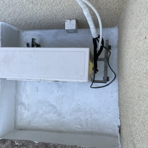 קופסת חשמל מותקנת על גג עם צינורות וחוטים