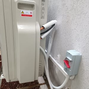 יחידת מיזוג אוויר עם חיבורי חשמל וקופסת מפסק