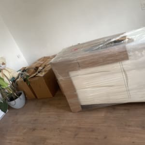 ארגזים וארון עטוף בניילון לקראת מעבר דירה