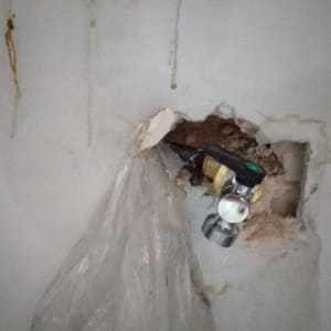 ברז מתכת בקיר עם צינור פלסטיק