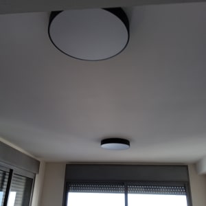 שני גופי תאורה עגולים מותקנים בתקרה